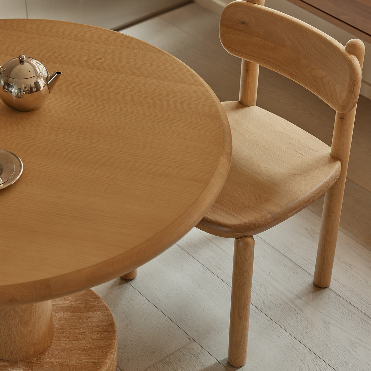 Bistro Dining Table (Oak / Travertine Natural, 105cm Diameter)